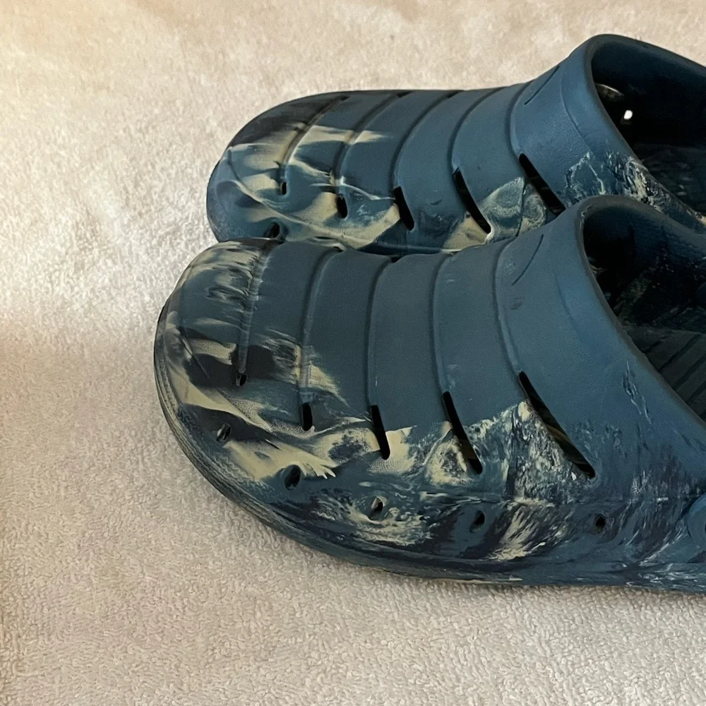 Rugged Shark Tie Dy Sandals Sz 9